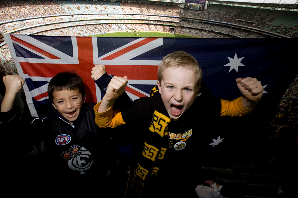 Niños con la bandera de Australia
