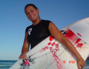 Estudiante con tabla de surf en Australia