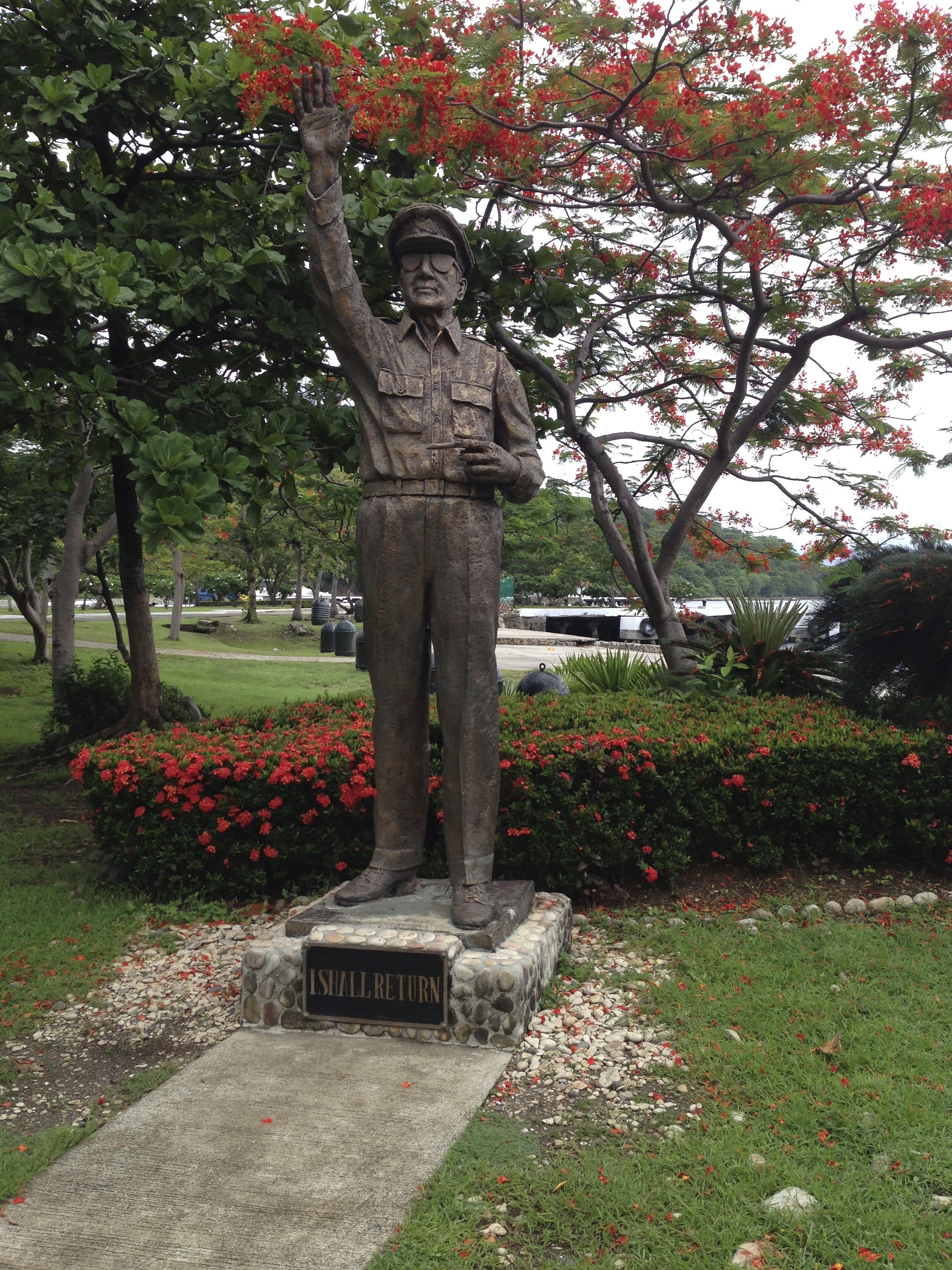 Estatua del general MacArthur