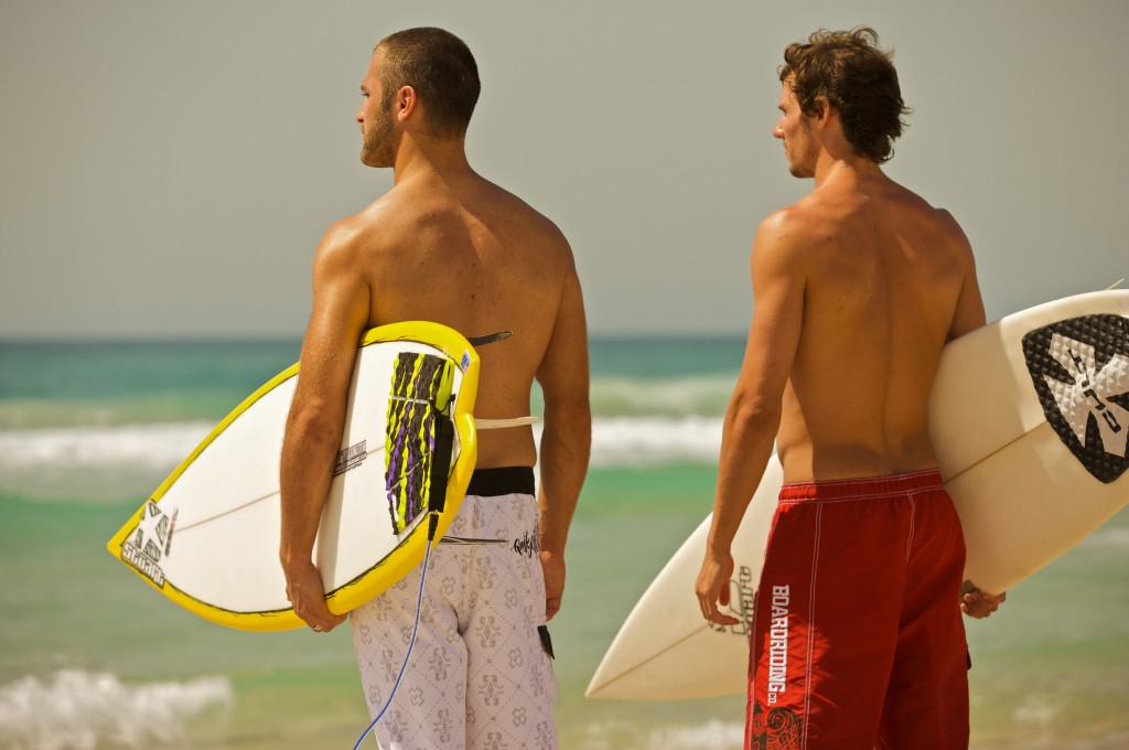 ¿Te imaginas aprender inglés en Australia con unos surfistas como estos?