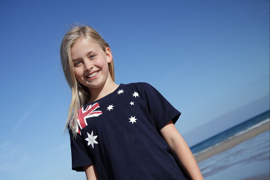 Emigrar a Australia (niña con una camiseta con la bandera australiana)