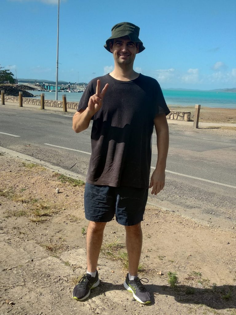 Mark hace un gesto de victoria en Thursday Island